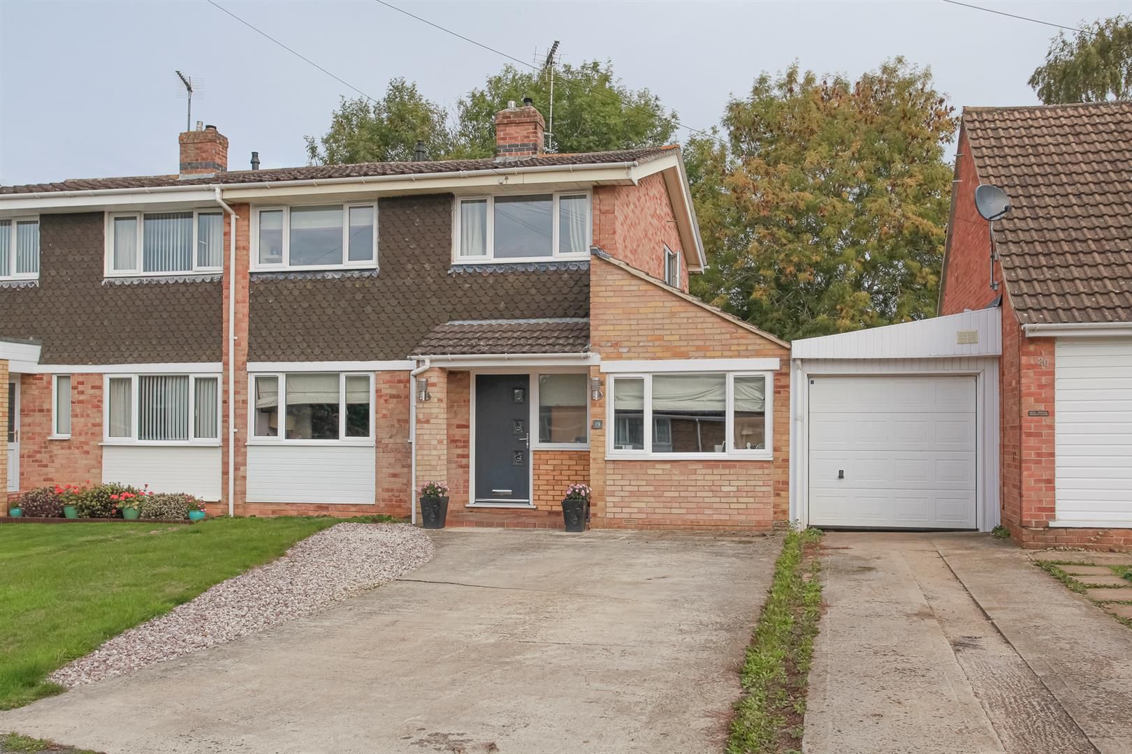 4 bed semidetached house for sale in Rookery Close, Bodicote, Banbury