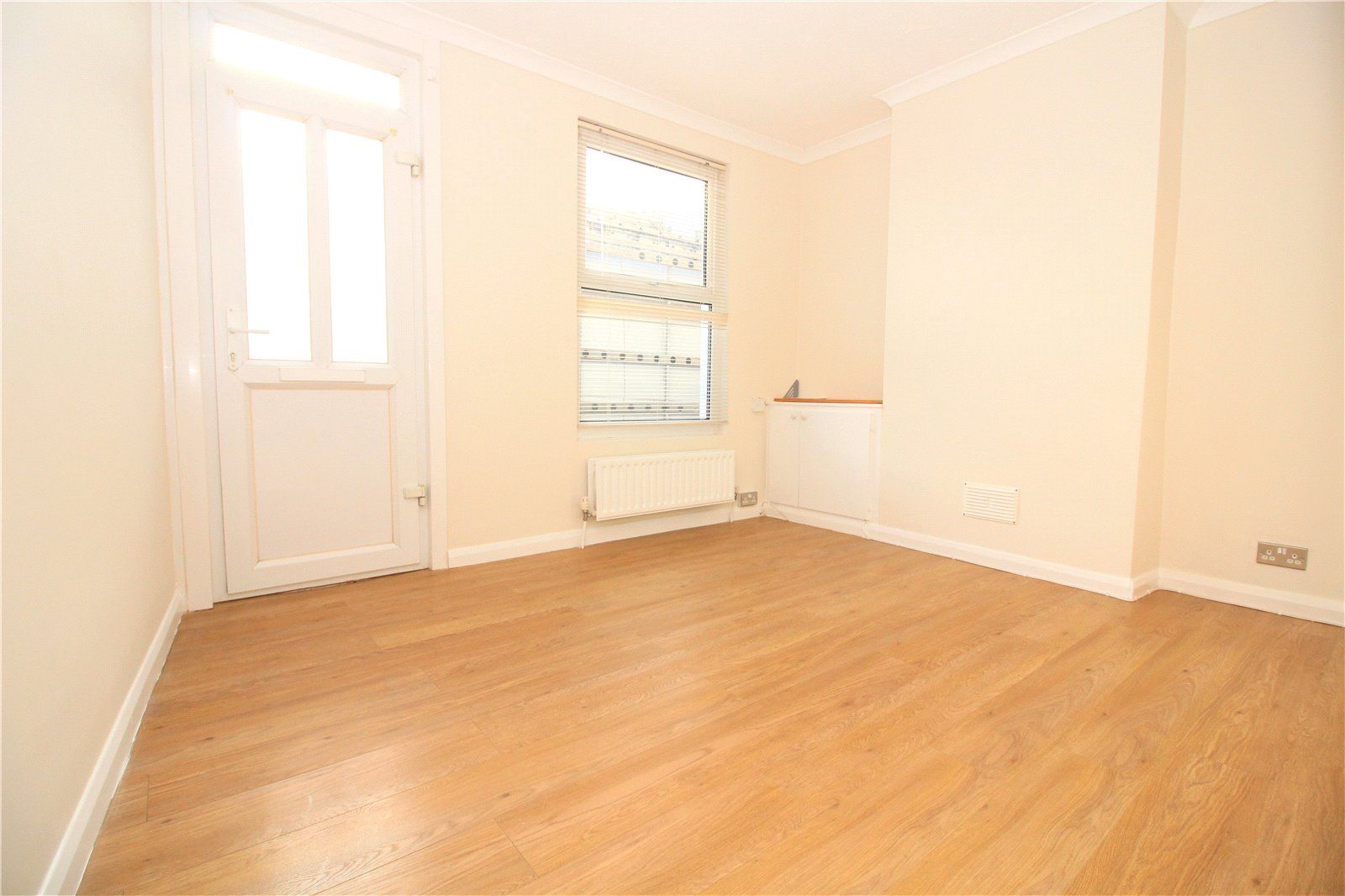 2 bed end terrace house to rent in York Road, Northfleet, Gravesend