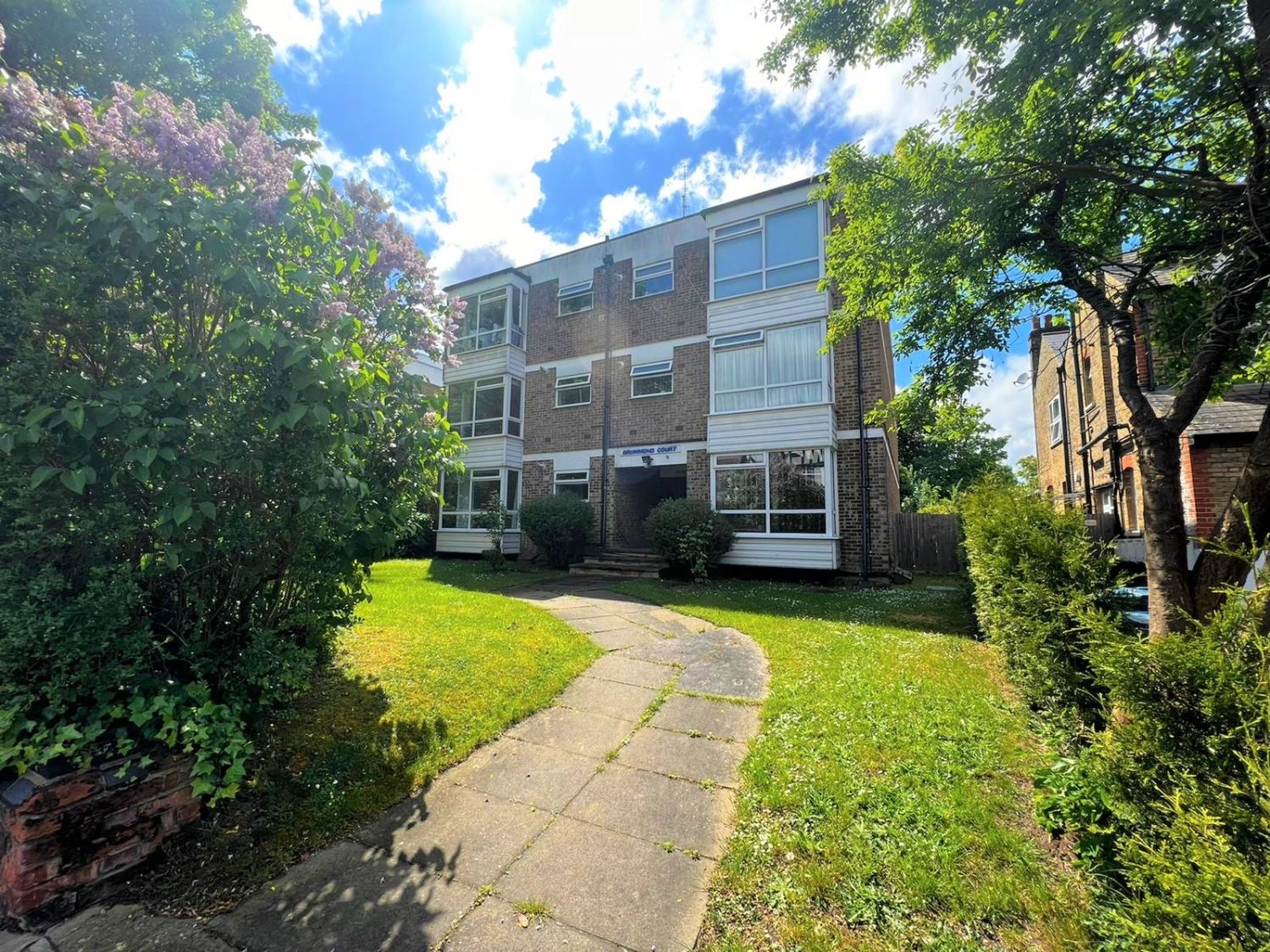 2 bed flat to rent in Drummond Court, Roxborough Park, Harrow HA1 Zoopla