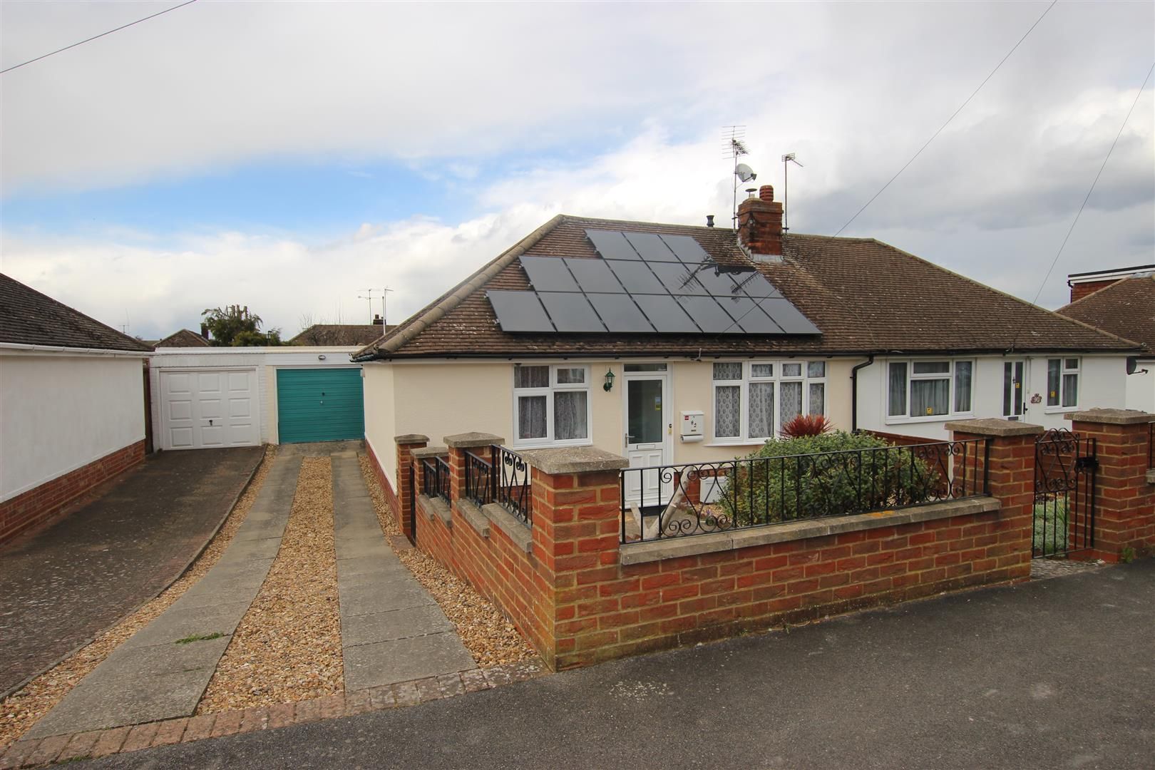 2 bed semidetached bungalow for sale in Macaulay Road, Luton LU4 Zoopla