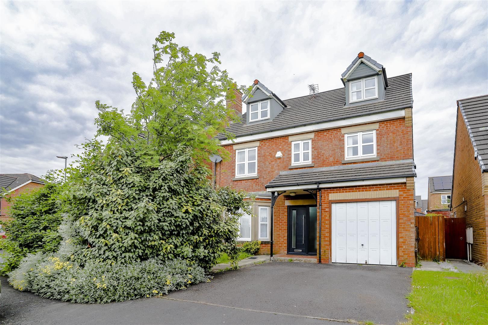 6 bed detached house for sale in Cavell Close, Guide, Blackburn BB1