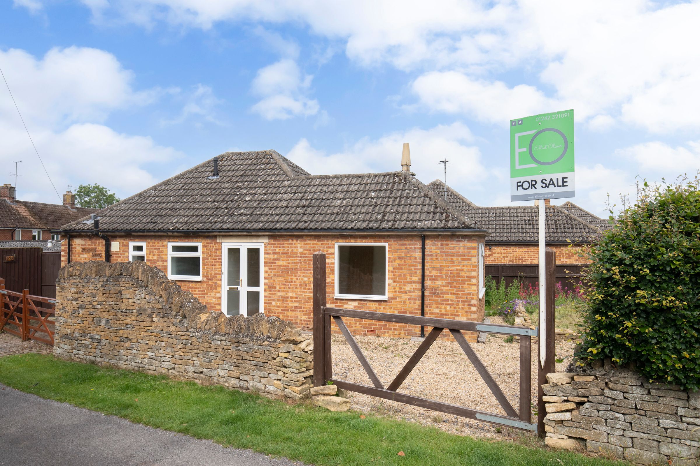 3 bed detached bungalow for sale in Pecked Lane, Cleeve