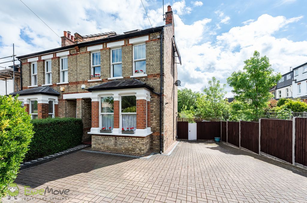 5 bed semidetached house for sale in Park Road, New EN4