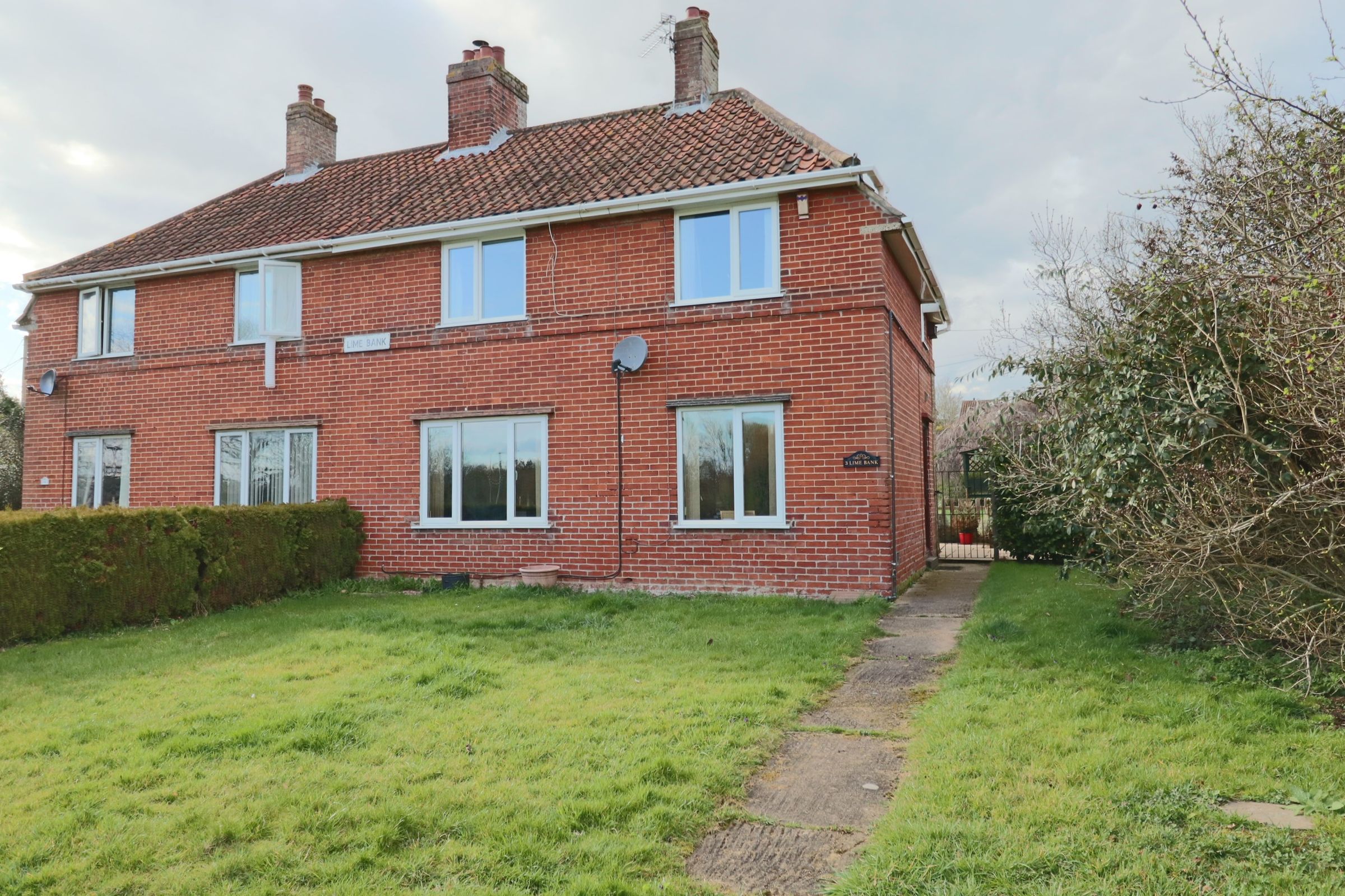 3 bed semidetached house for sale in Flordon Road, Newton Flotman
