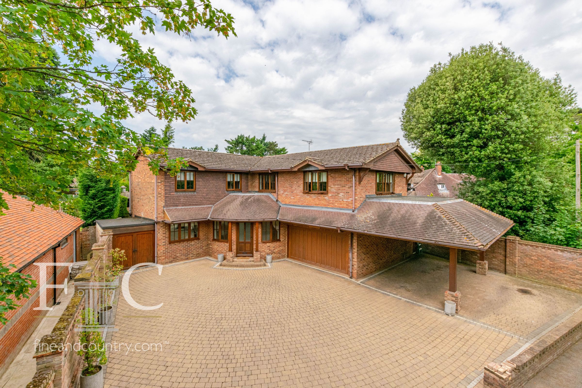 5 bed detached house for sale in Yewlands, Hoddesdon, Hertfordshire