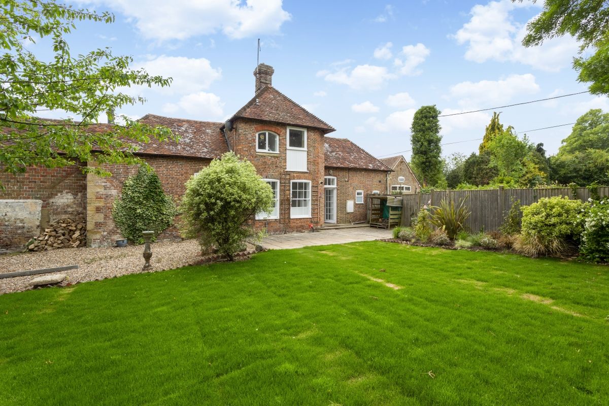 4 bed detached house to rent in Church Road, Lamberhurst, Tunbridge