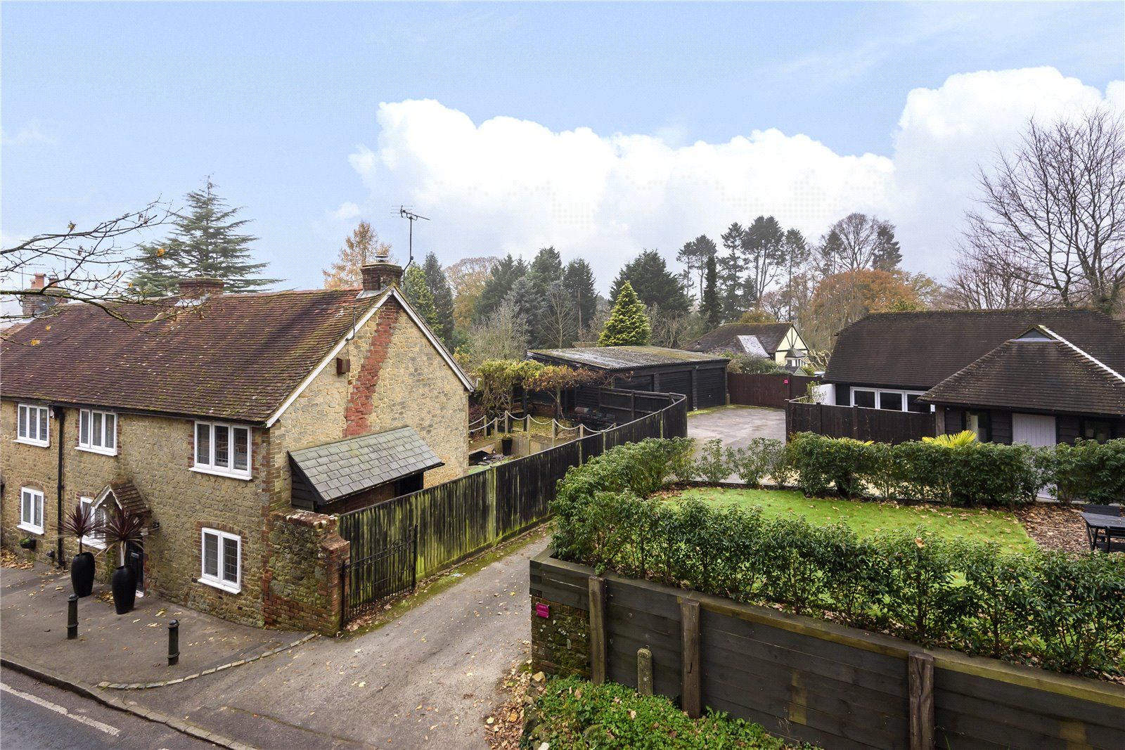 4 bed end terrace house for sale in Portsmouth Road, Liphook, Hampshire