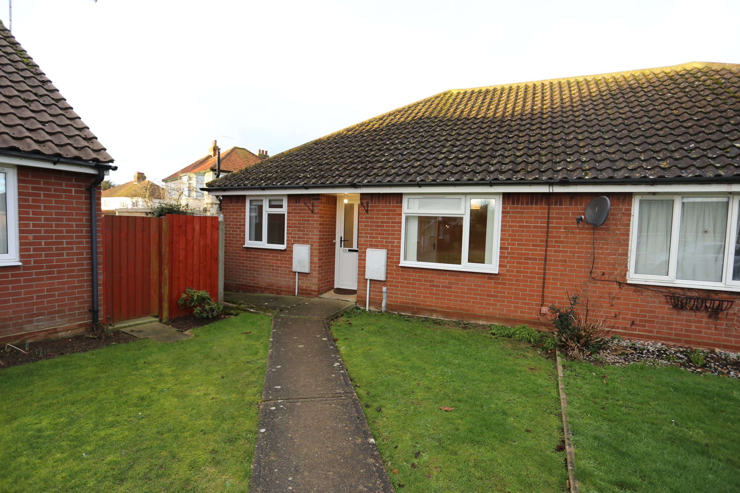 3 bed semidetached bungalow to rent in Gosford Way, Old Felixstowe