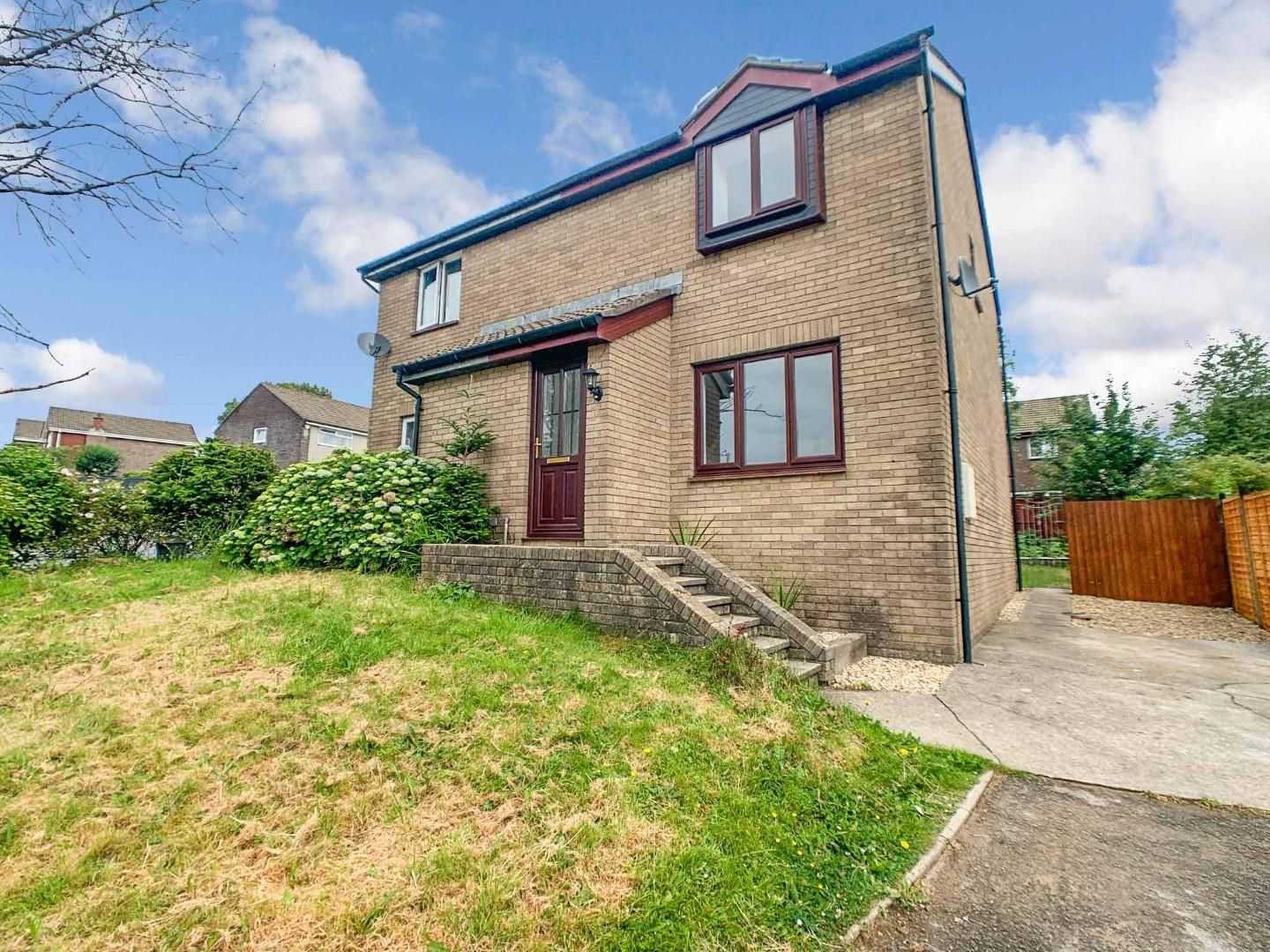 3 bed semidetached house for sale in Rhodfa'r Dryw, Cwmrhydyceirw