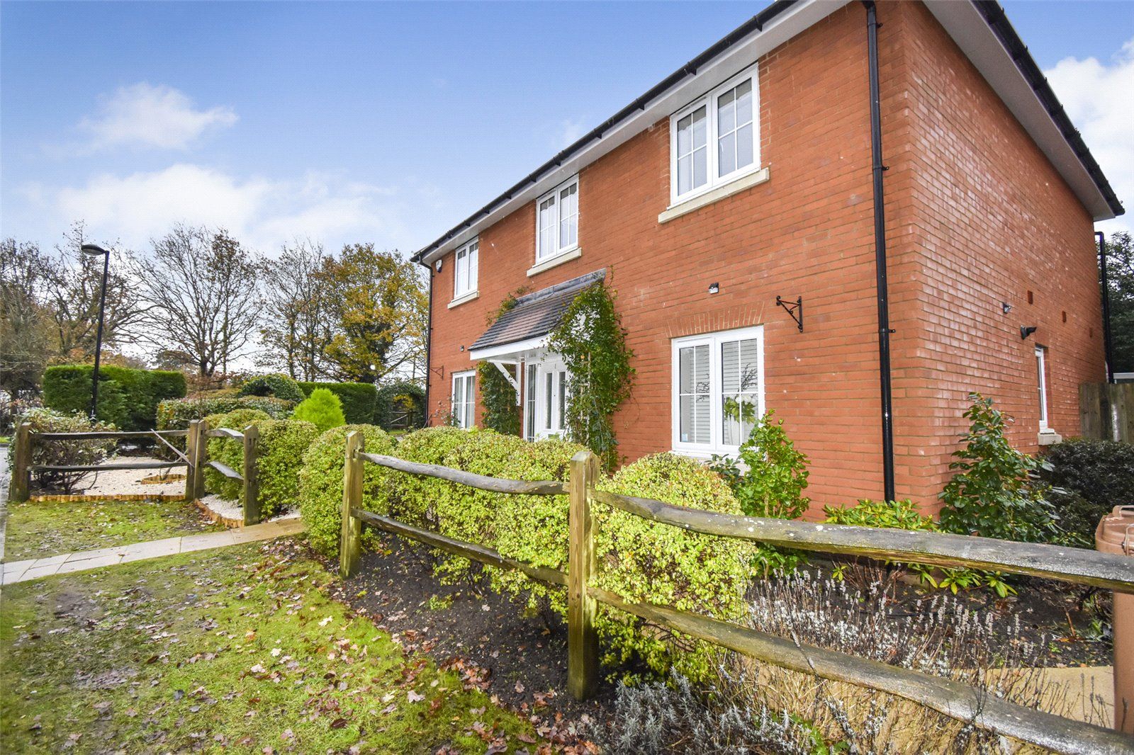 4 bed detached house to rent in The Croft, Ash Green, Aldershot, Surrey