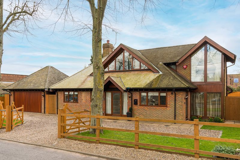 4 bed detached house for sale in New Road, Stokenchurch, High