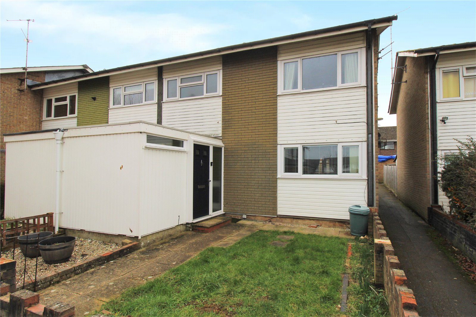 3 bed semidetached house for sale in Millard Close, Basingstoke