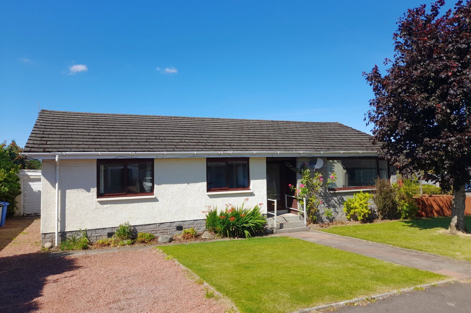 3 bed bungalow to rent in Millands Road, Thankerton, Biggar