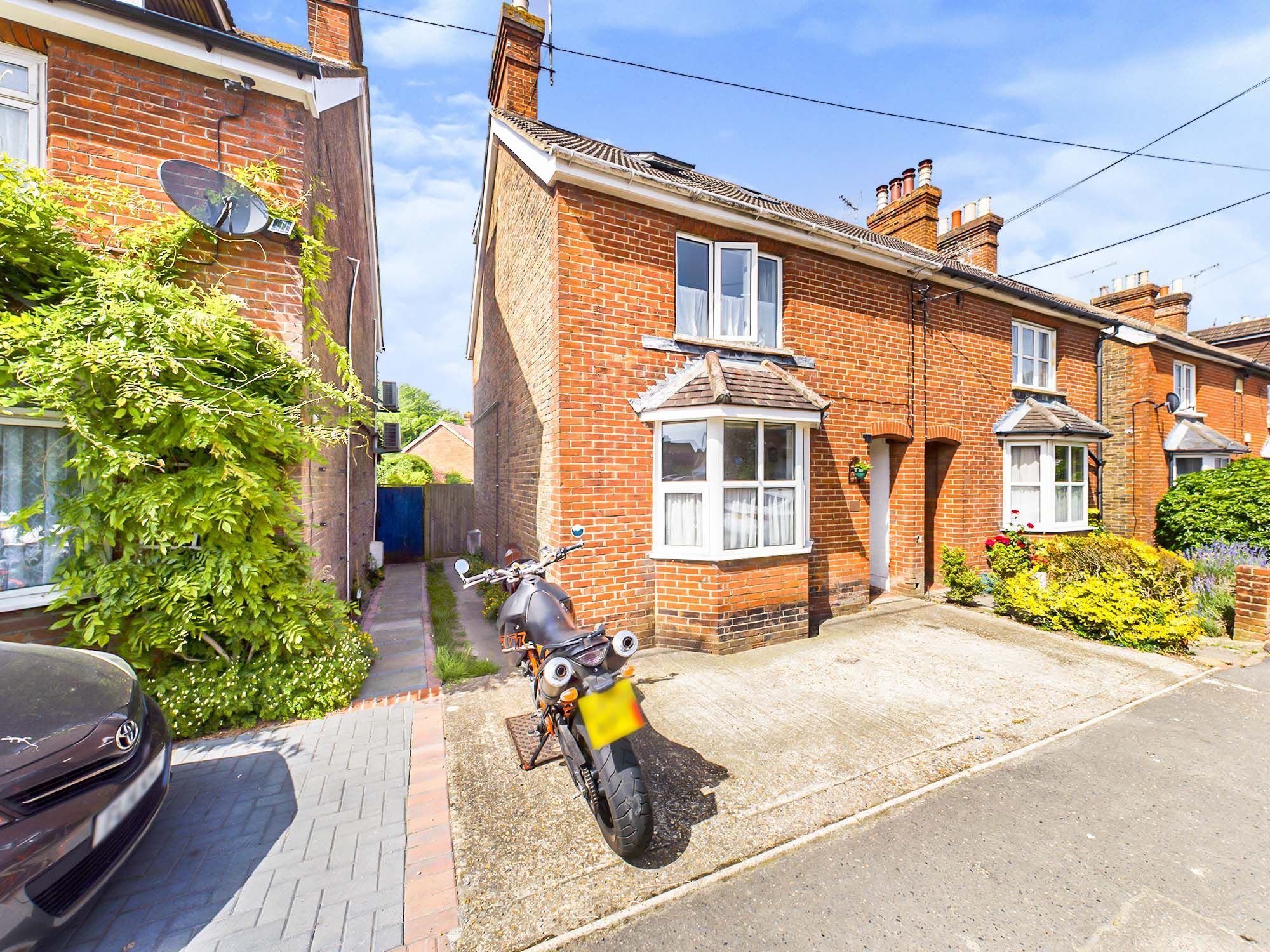 4 bed semidetached house for sale in Billingshurst Road, Broadbridge