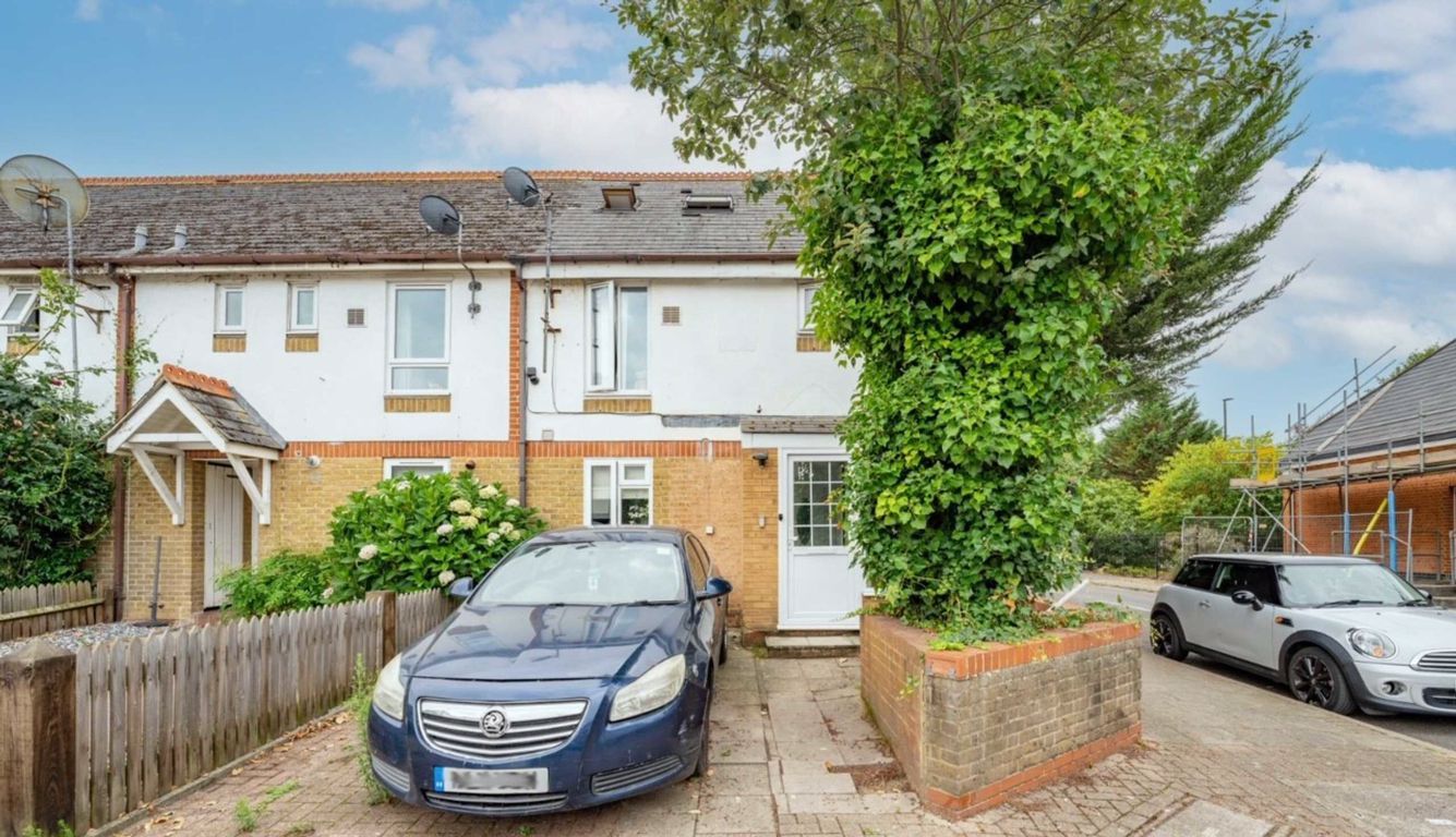 4 bed semidetached house for sale in Copper Mill Drive, Isleworth TW7