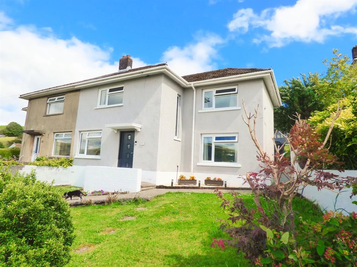 3 bed semidetached house for sale in Craiglas, Llangeinor, Bridgend