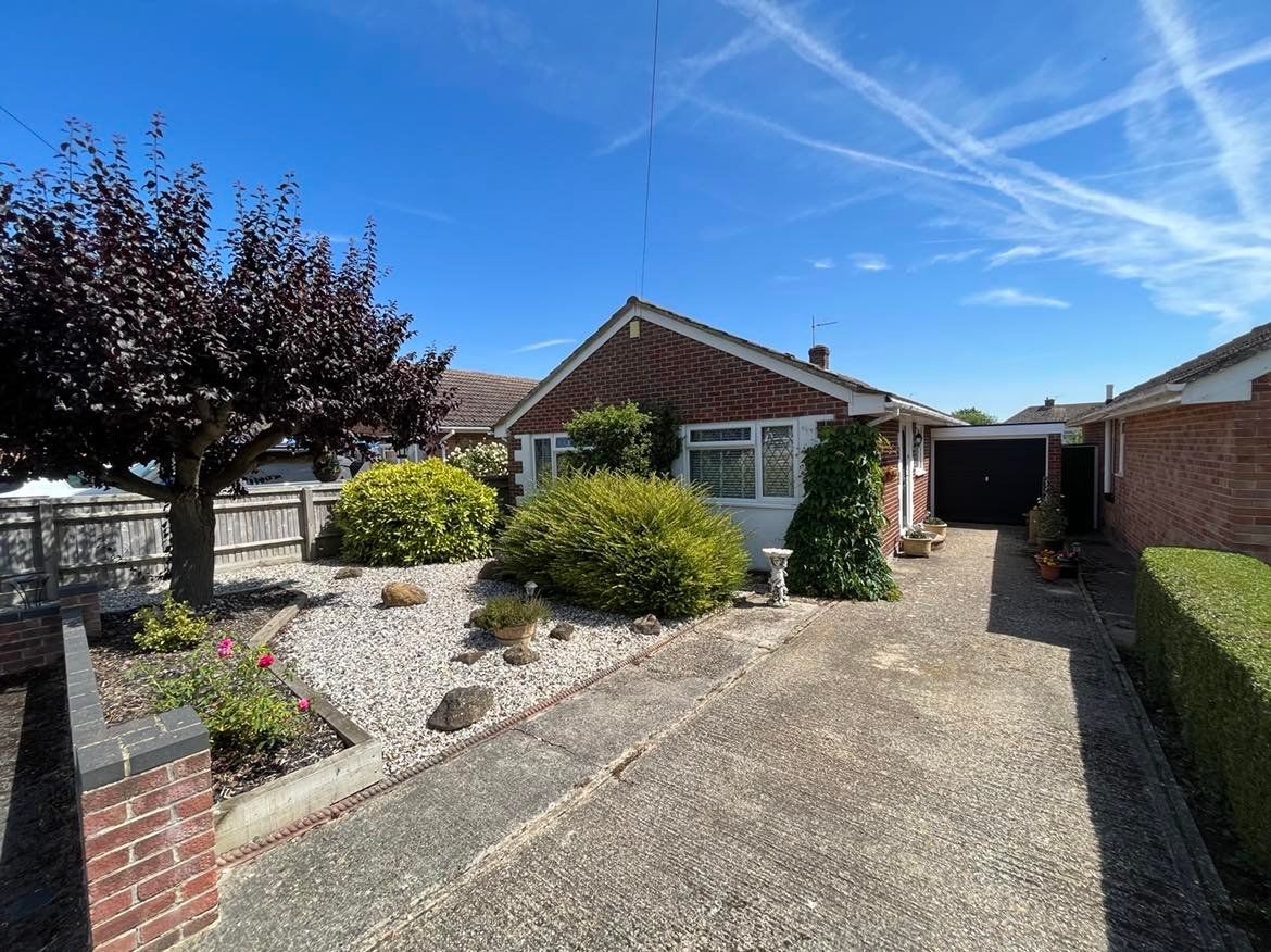 3 bed detached bungalow for sale in Calard Drive, Thatcham RG18 Zoopla