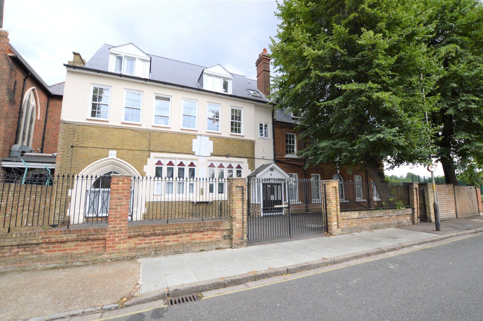 Studio to rent in Cobourg Road, London SE5 Zoopla