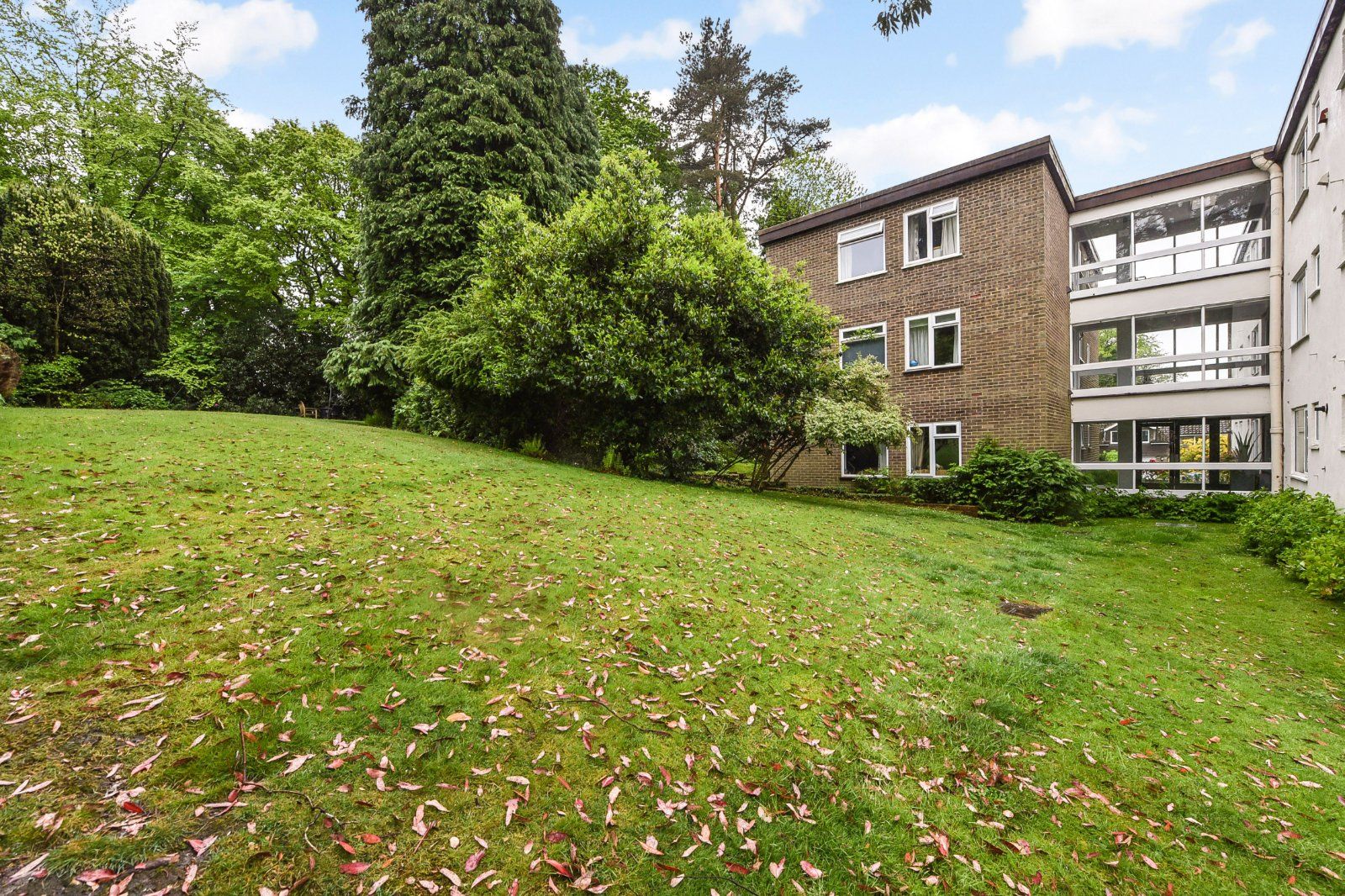2 bed flat for sale in Hurstmere Close, Grayshott, Hindhead GU26 Zoopla