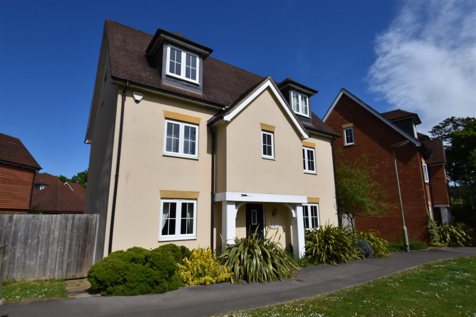 5 bed detached house to rent in Brookfield Drive, Horley RH6 Zoopla