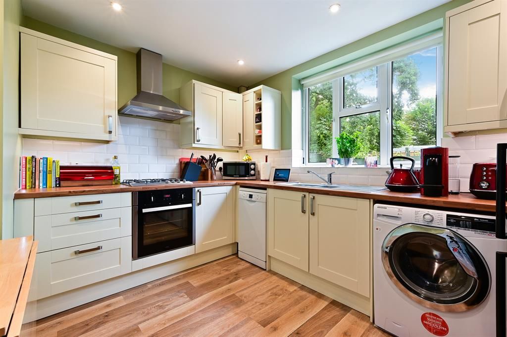 1 bed flat for sale in Chilmark Gardens, Merstham RH1 Zoopla