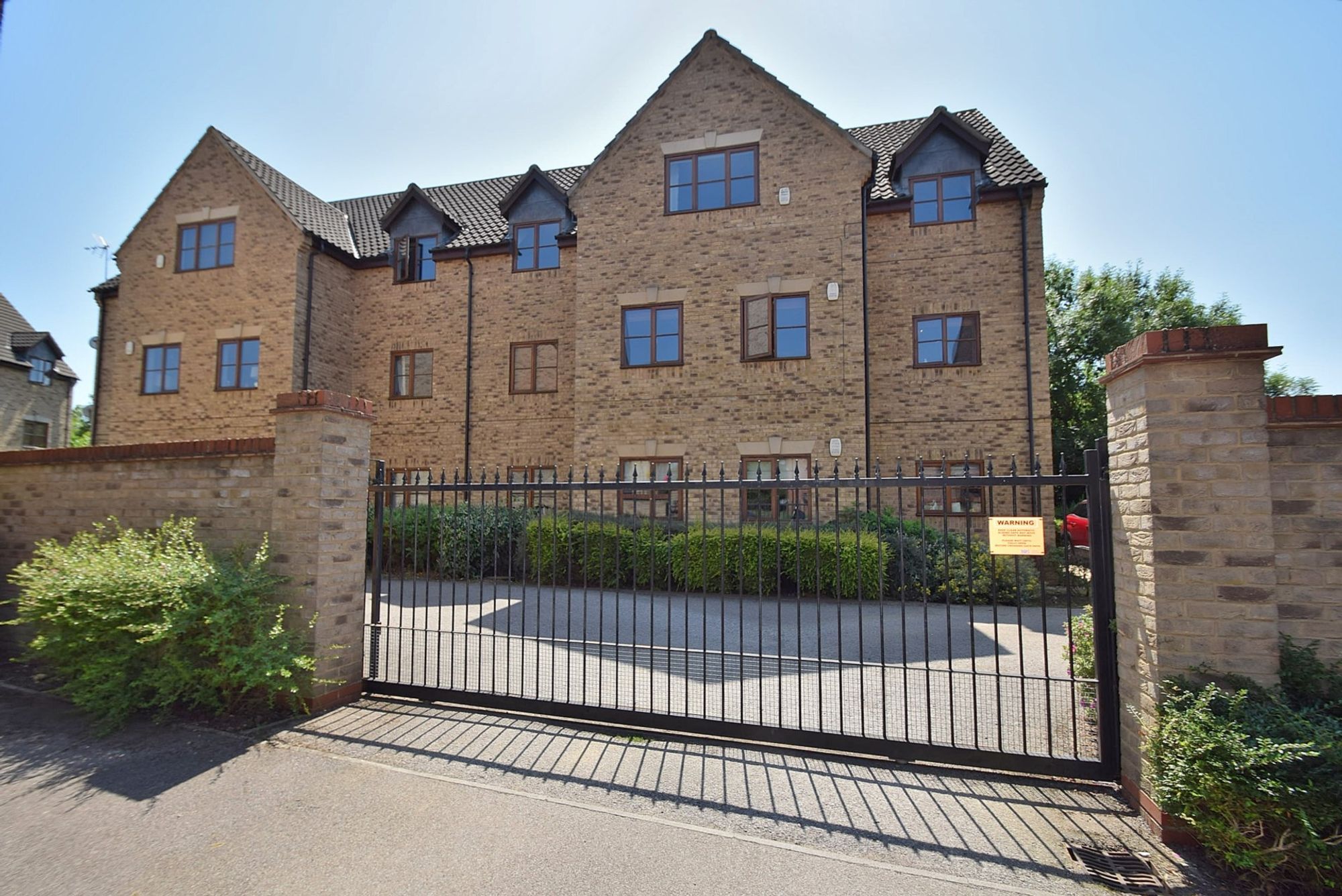 3 bed flat for sale in Perivale, Monkston Park MK10 Zoopla