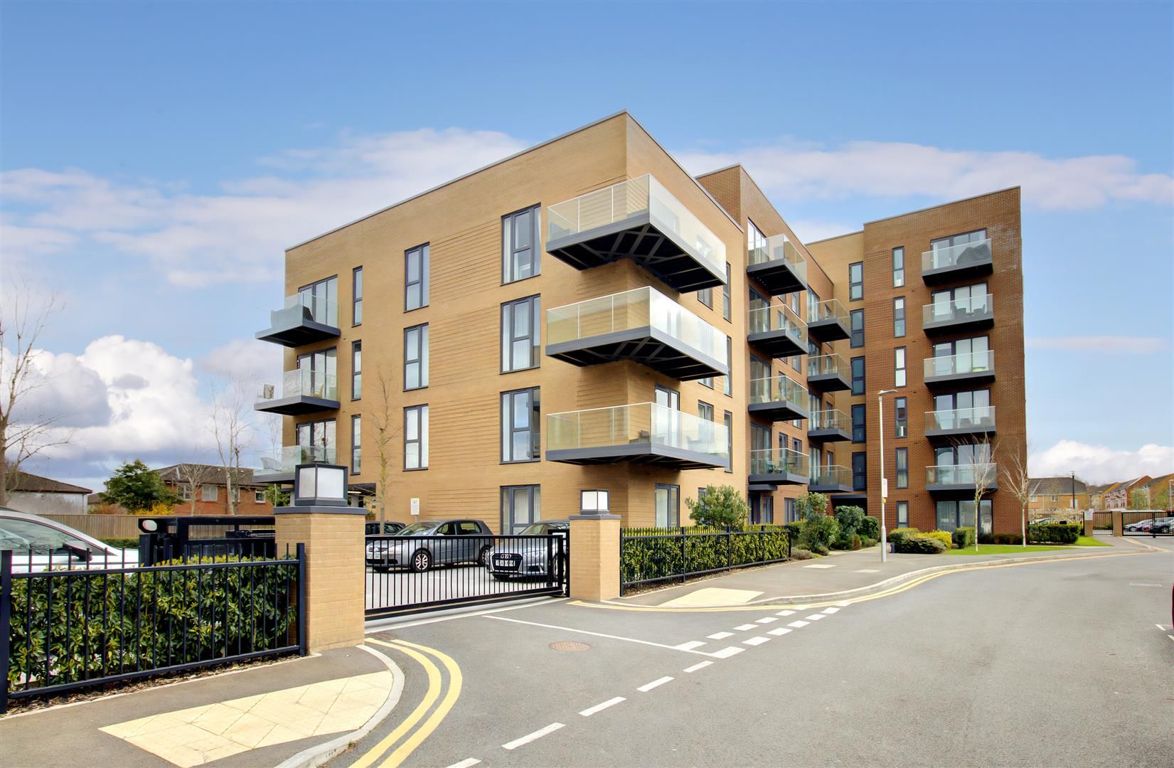 2 bed flat for sale in Station Road, Borehamwood, Hertfordshire WD6