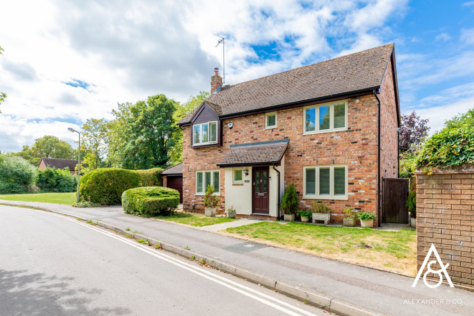 4 bed detached house for sale in Hunt Close, Bicester, Oxfordshire OX26