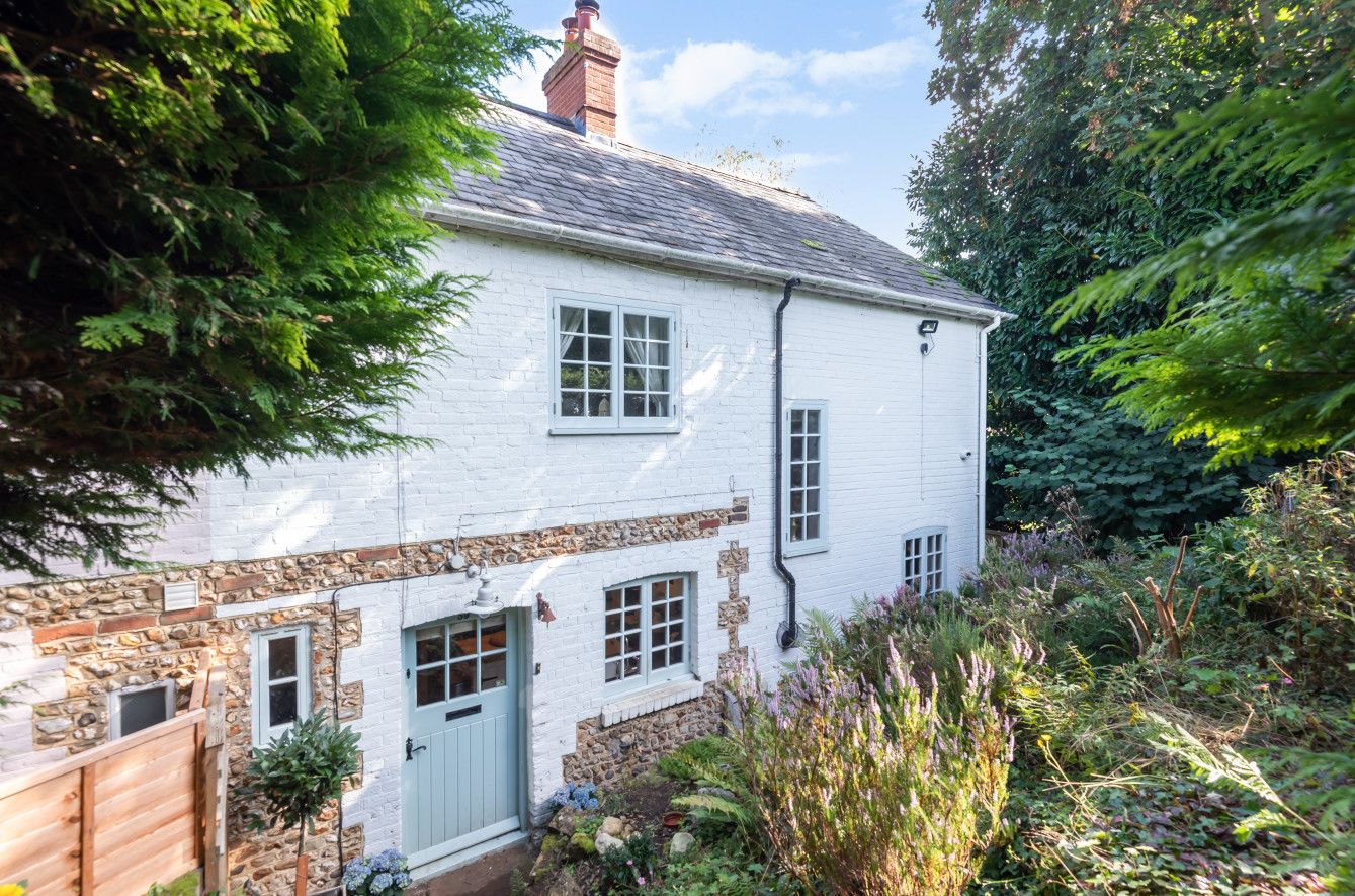 3 bed semidetached house for sale in Shortheath Road, Farnham, Surrey