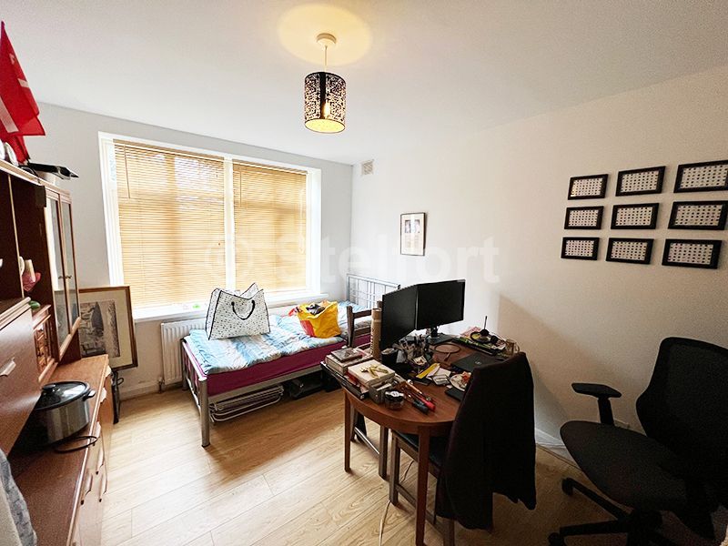 2 bed flat to rent in Torrington Court, Torrington Park, London N12
