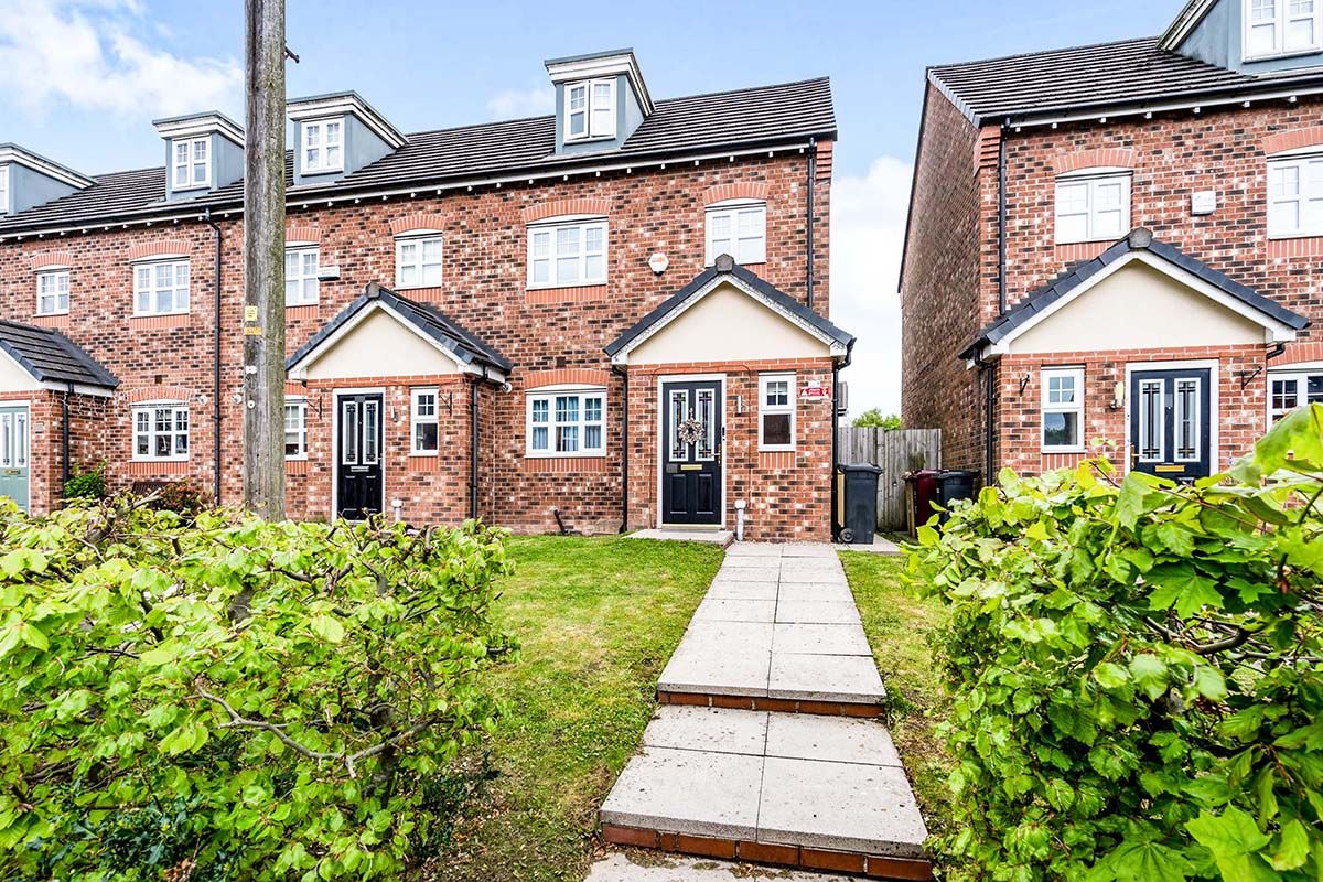 3 bed end terrace house for sale in Crompton Street, Farnworth, Bolton