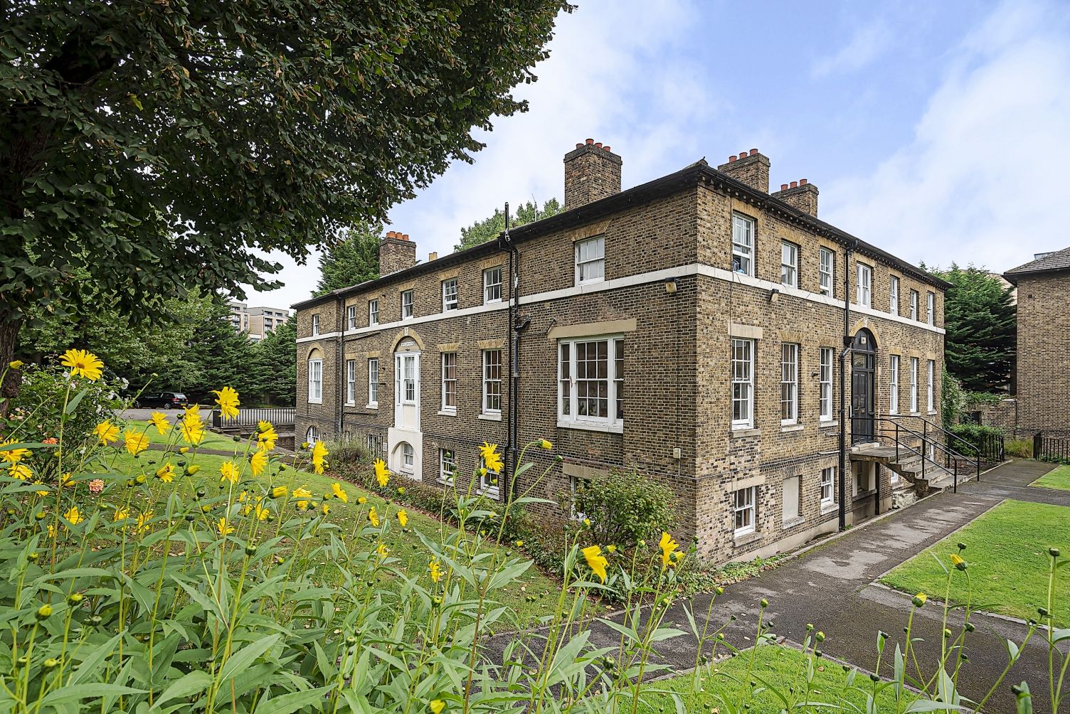 2 bed flat to rent in Connaught Mews SE18 Zoopla