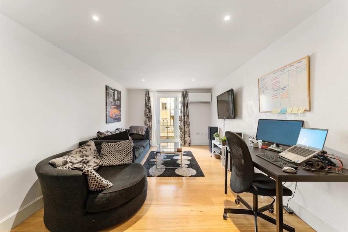 2 bed flat to rent in Coopers Yard, Paynes Park, Hitchin SG5 Zoopla