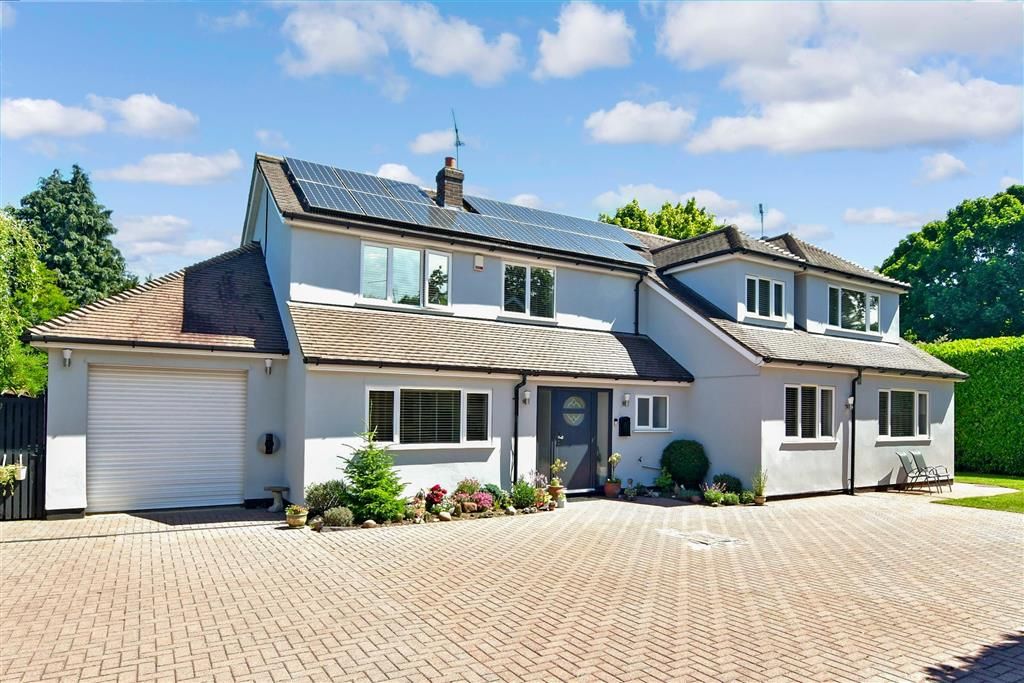 5 bed detached house for sale in Meadsway, Great Warley, Brentwood