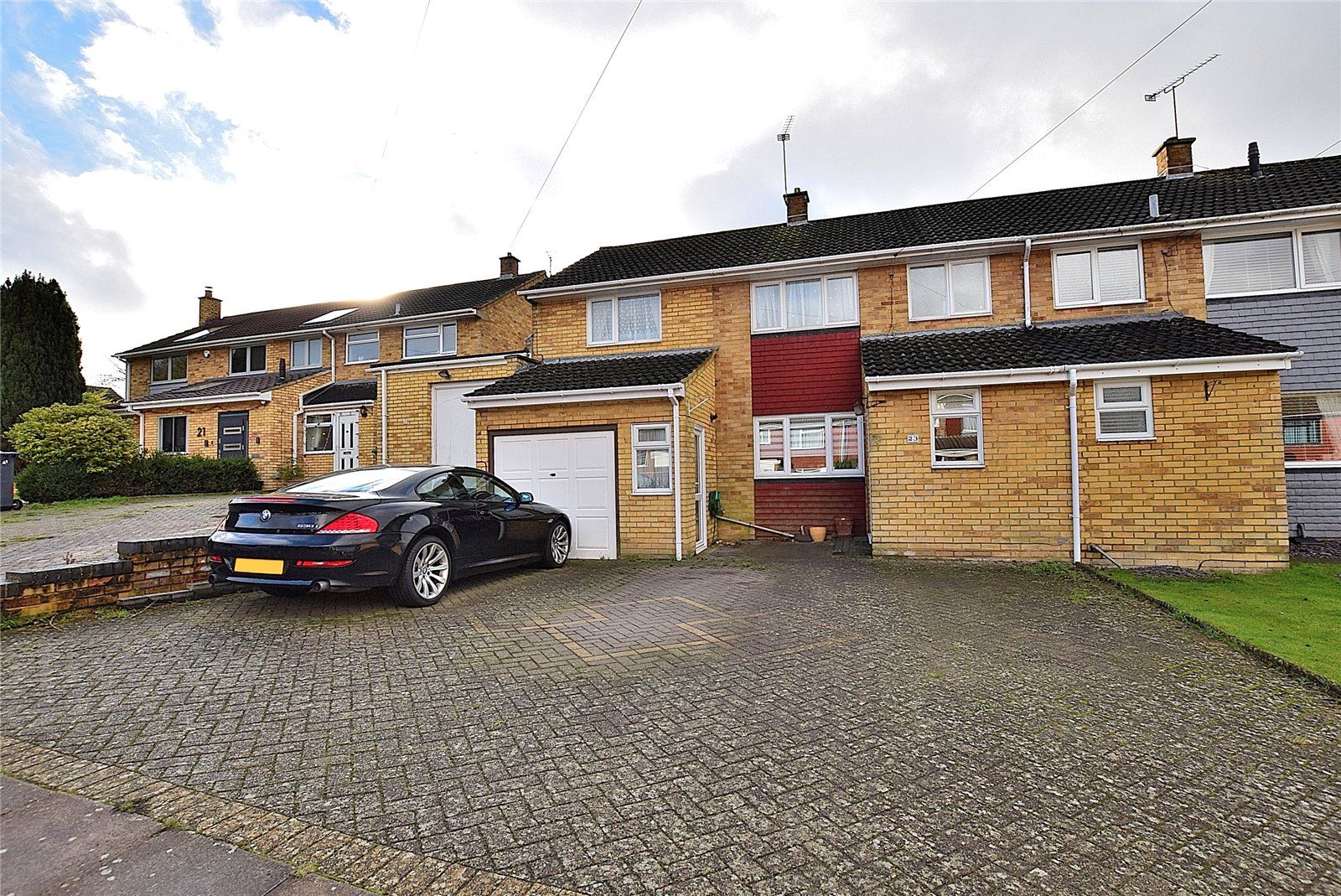 4 bed semidetached house for sale in Tarnside Close, Dunstable