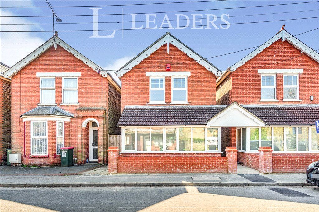 2 bed flat for sale in East Park, Crawley RH10 Zoopla