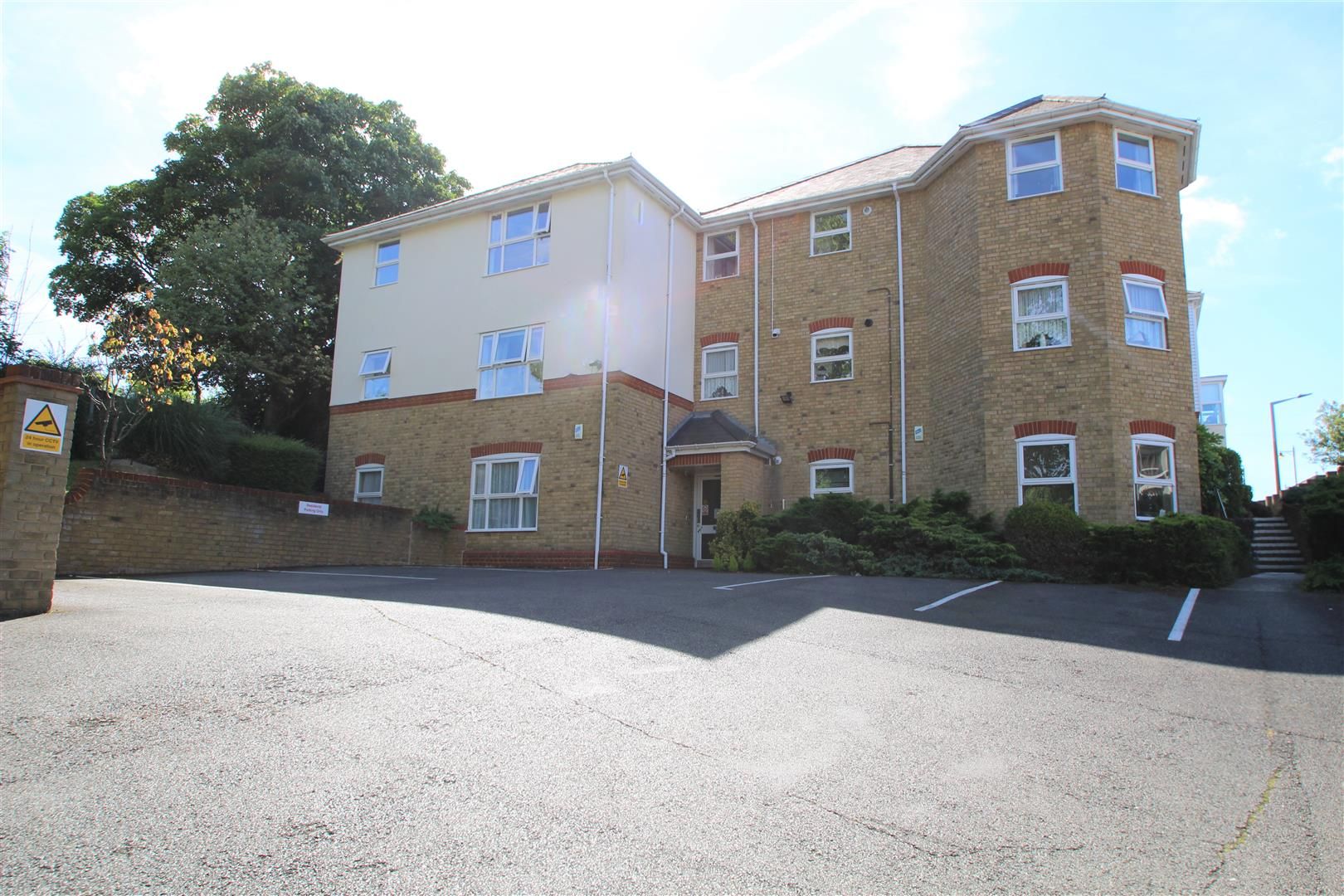 2 bed flat for sale in Crown Hill, Rayleigh SS6 Zoopla