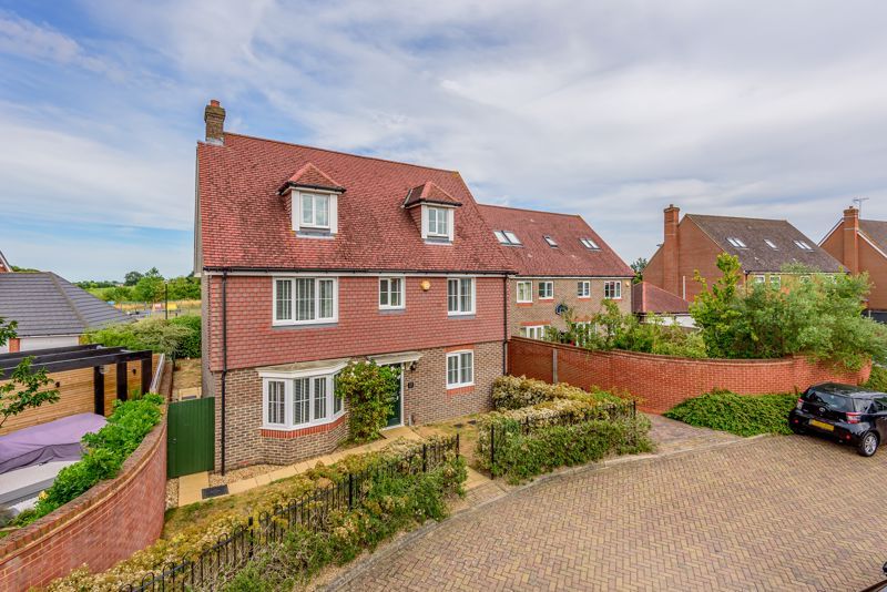 5 bed detached house for sale in Marigold Drive, Sittingbourne ME10 Zoopla