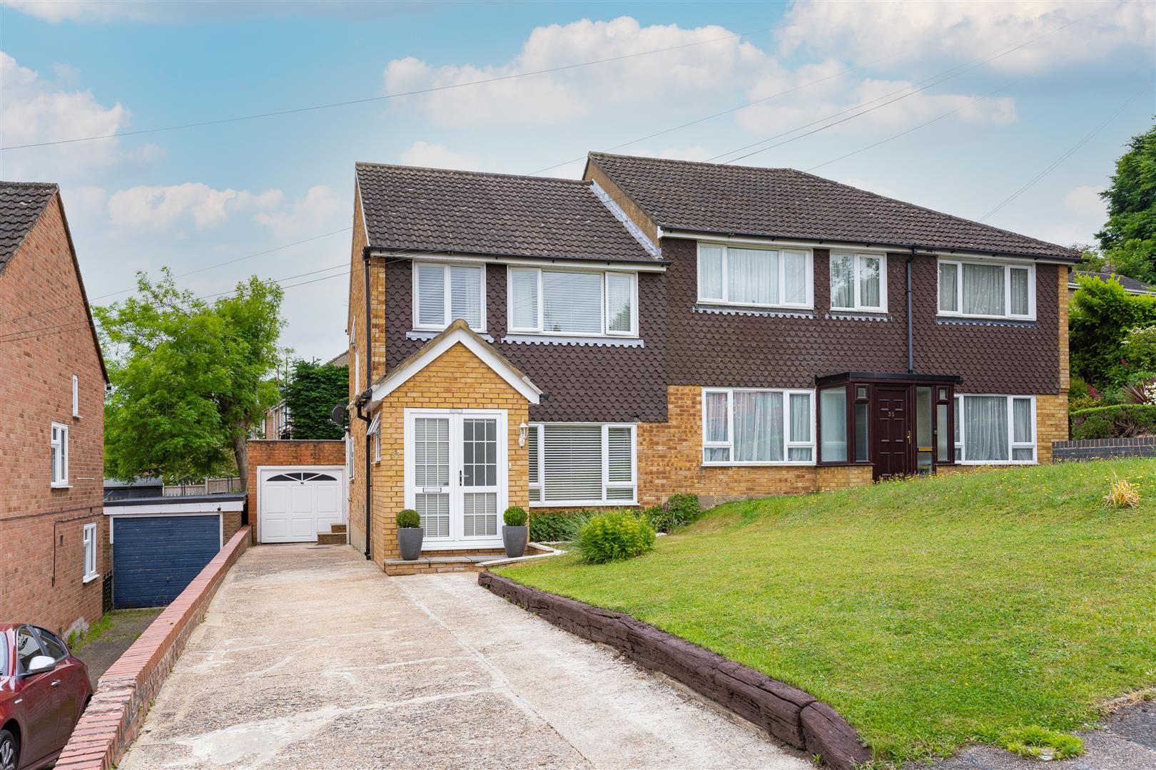 3 bed semidetached house for sale in Mayhew Crescent, High