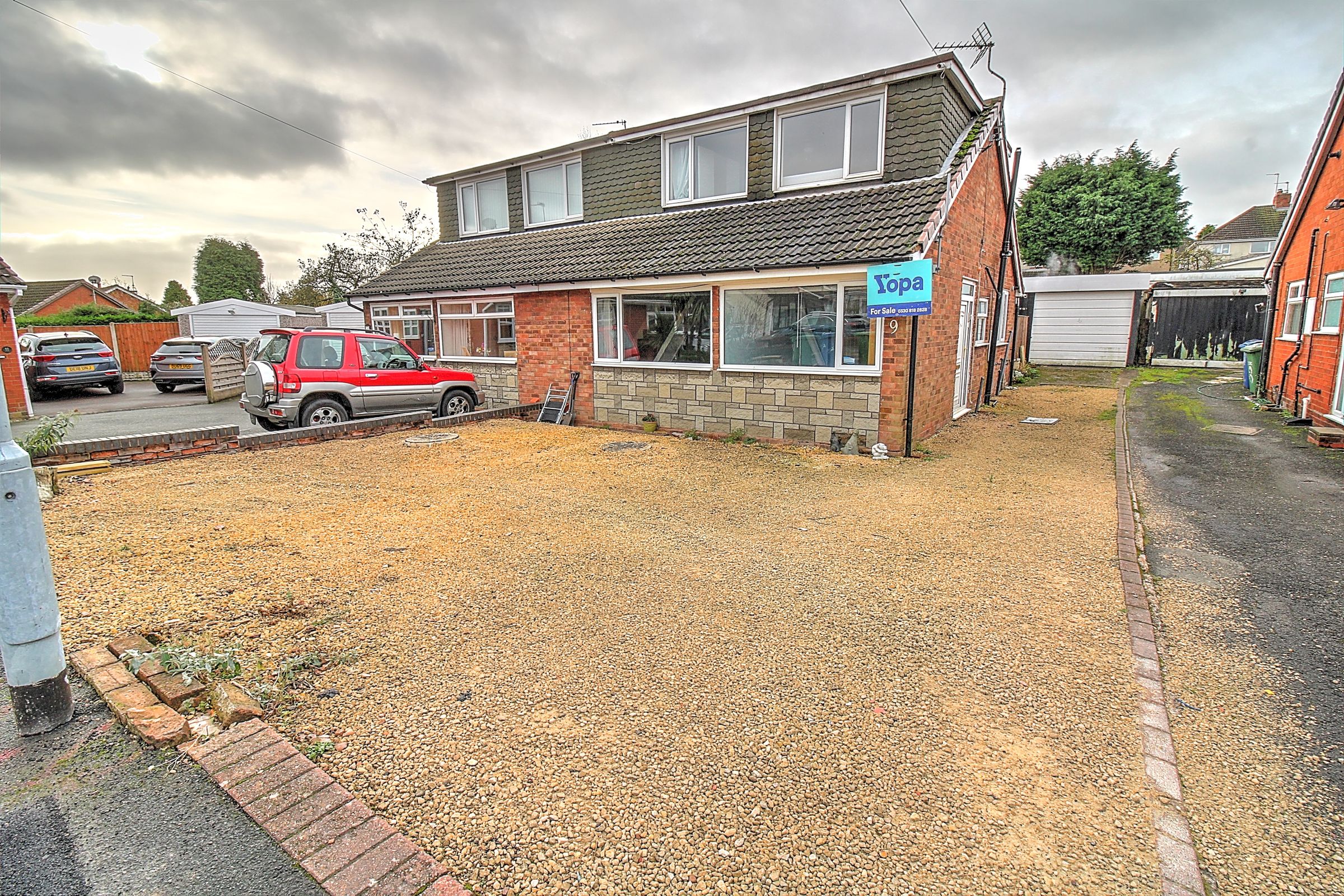3 bed semidetached house for sale in Balmoral Drive, Hednesford