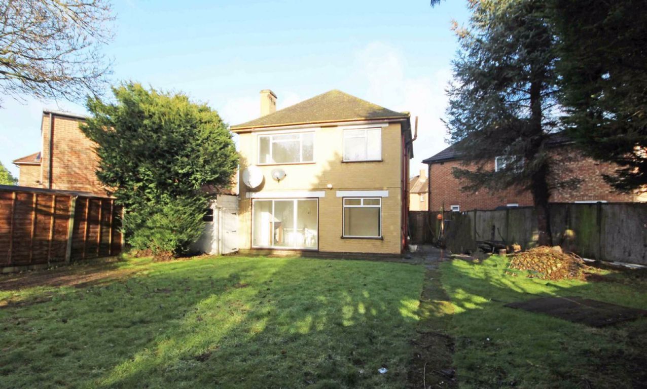 3 bed property to rent in Longford Close, Hampton Hill, Hampton TW12