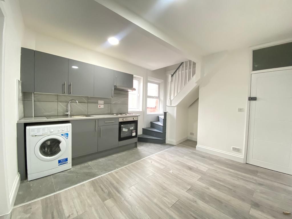 2 bed flat to rent in Oak Grove, London NW2 Zoopla