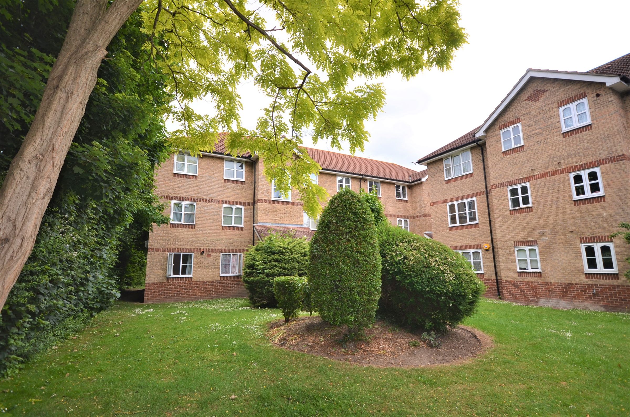 2 bed flat to rent in Worcester Gardens, Slough SL1 Zoopla