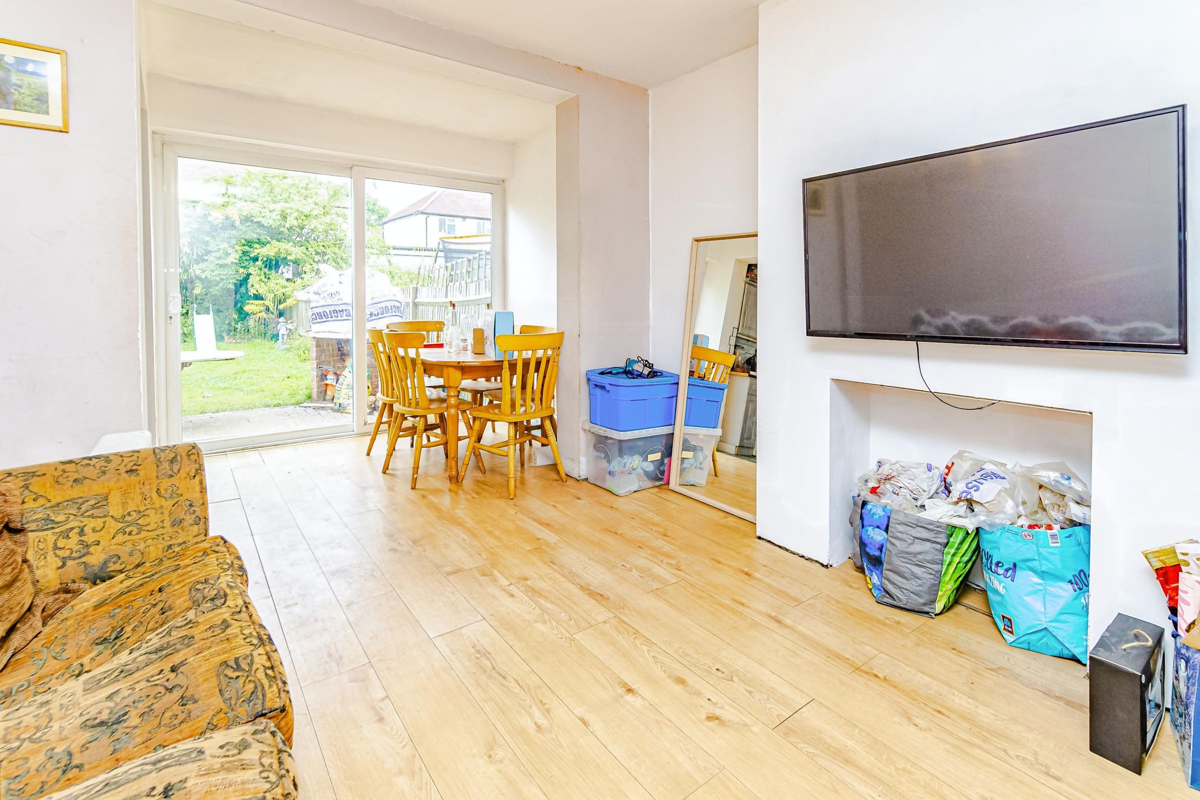 3 bed semidetached house for sale in Stoneleigh Park Avenue, Shirley