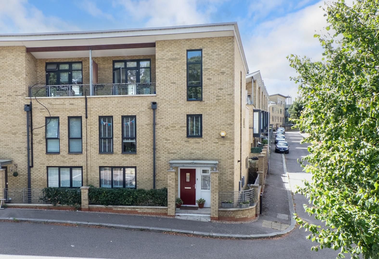 5 bed semidetached house for sale in Wolsey Crescent, Greenhithe DA9