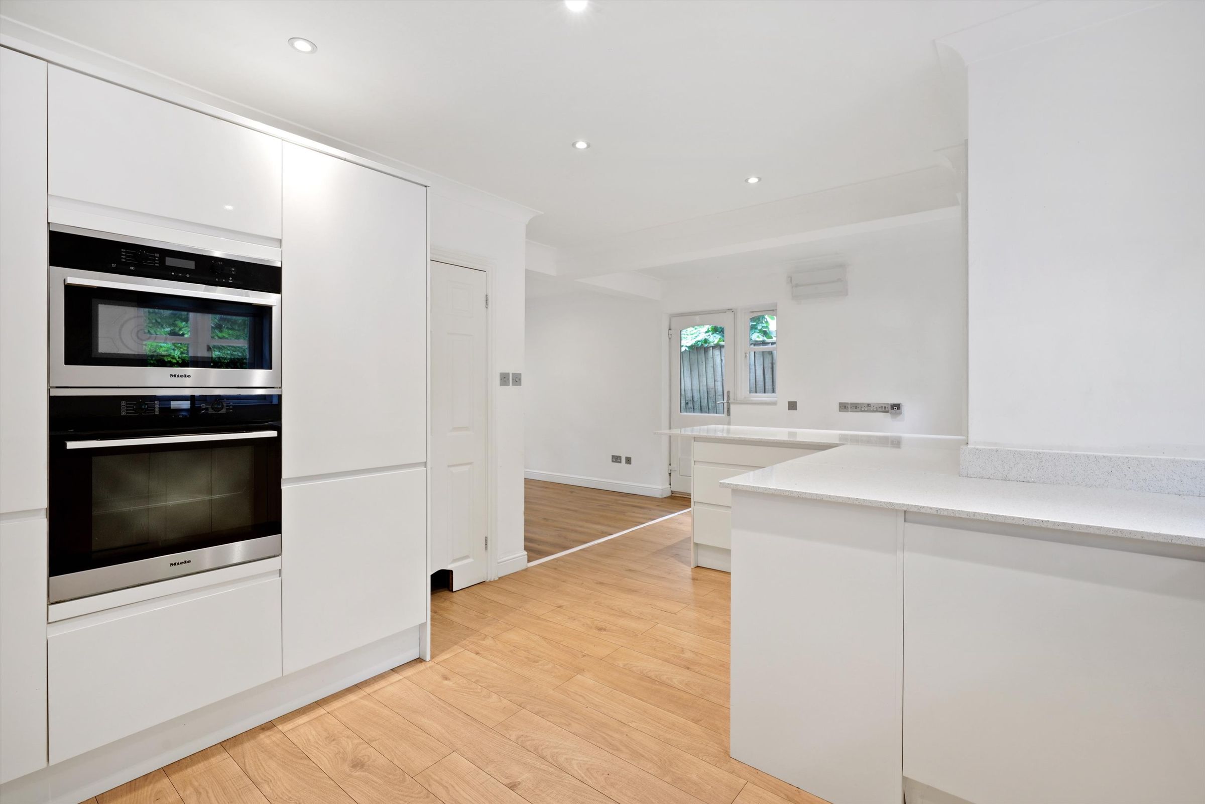 5 bed detached house to rent in Hanger Hill, Weybridge, Surrey KT13