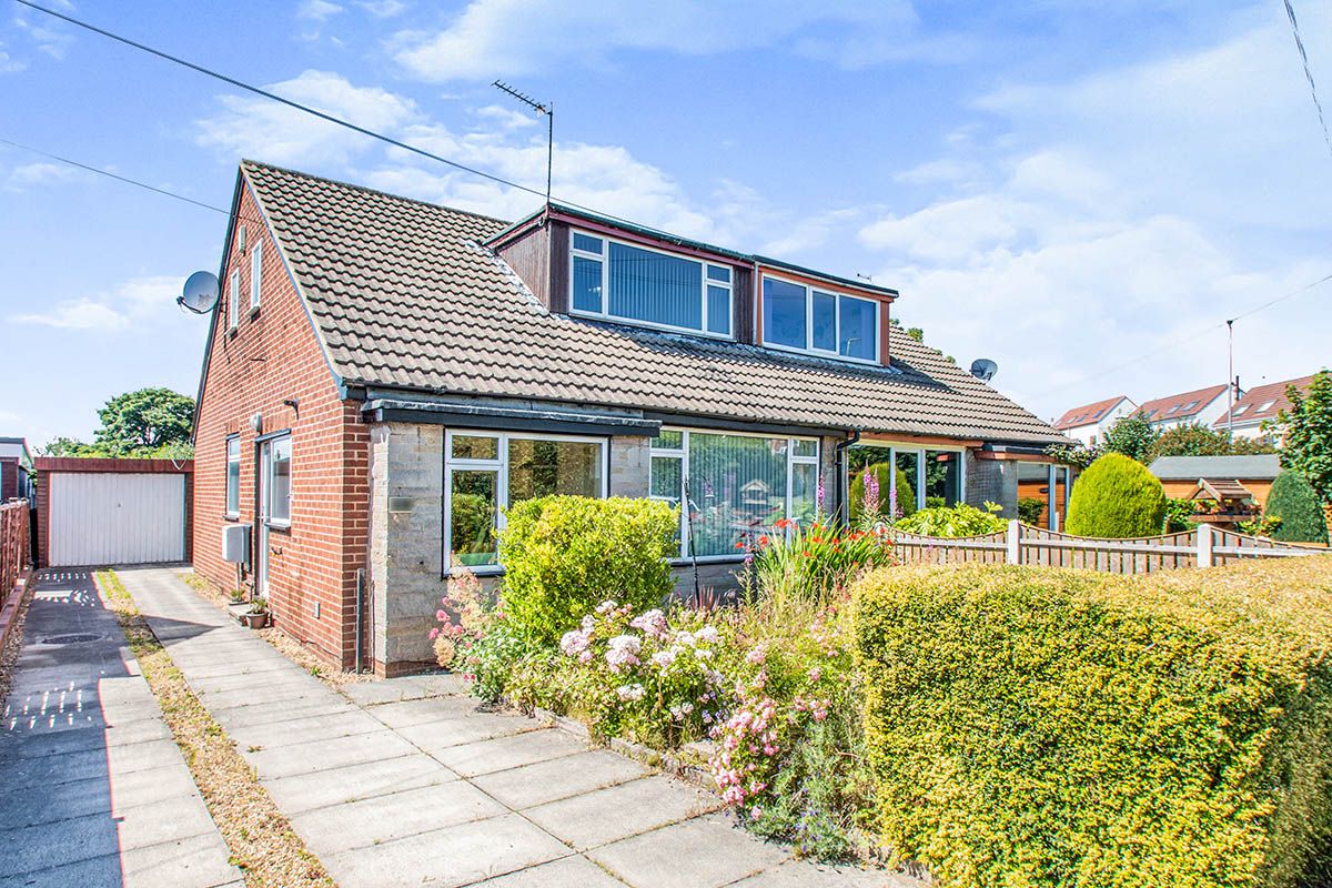 3 bed bungalow for sale in Kenilworth Gardens, Gildersome, Morley