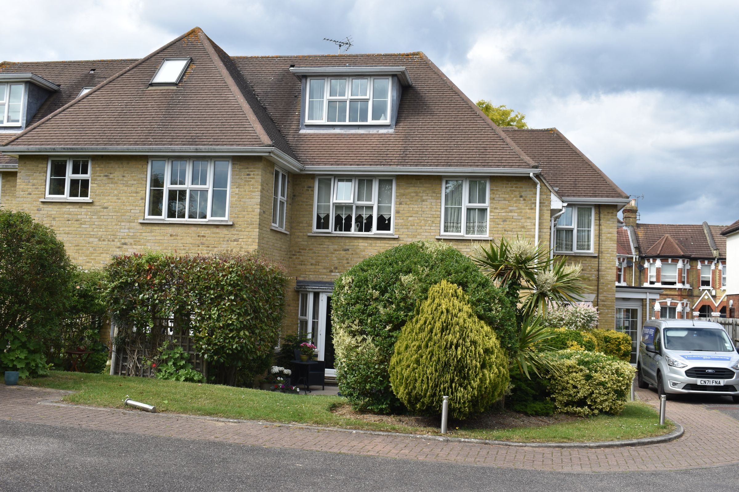 2 bed flat for sale in The Olivers, Hornchurch, Essex RM12 Zoopla