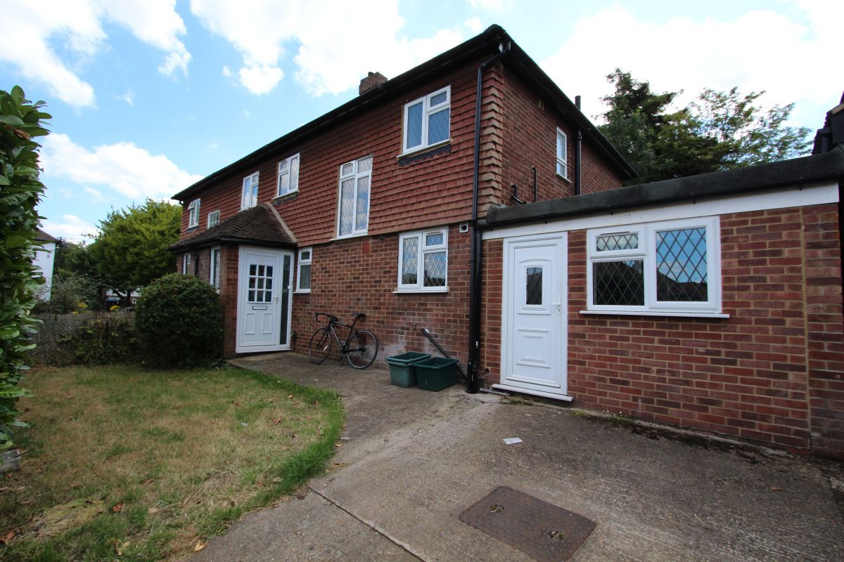 4 bed semidetached house to rent in Villiers Close, Surbiton KT5 Zoopla
