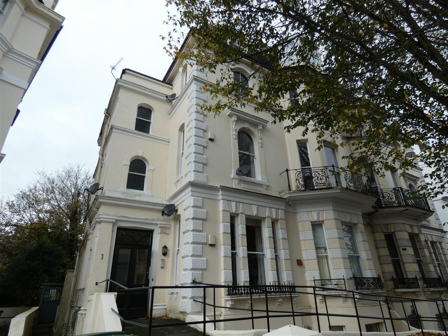 2 bed flat to rent in Trinity Crescent, Folkestone CT20 Zoopla